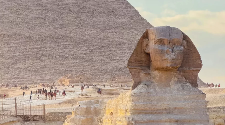 La Ciudad de Guiza en Egipto: Las tres grandes pirámides de Guiza, símbolo del turismo en Guiza y patrimonio histórico de Guiza Egipto.