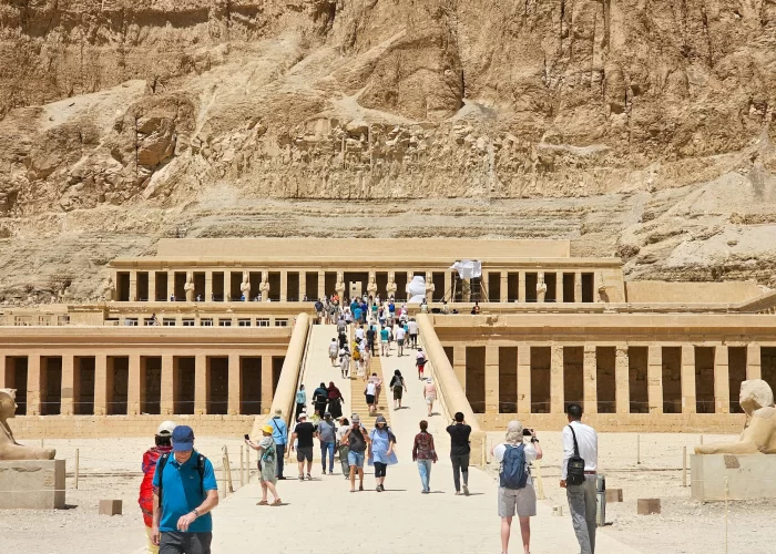 Viaje a Egipto visitando el Templo de Hatshepsut en Luxor dentro del programa Viaje a Egipto por 9 Días con crucero por el Nilo y Pirámides