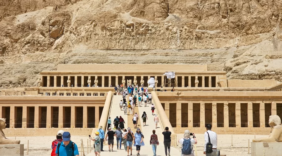 El Templo Mortuorio de Hachepsut: Columnata de Punt y relieves históricos