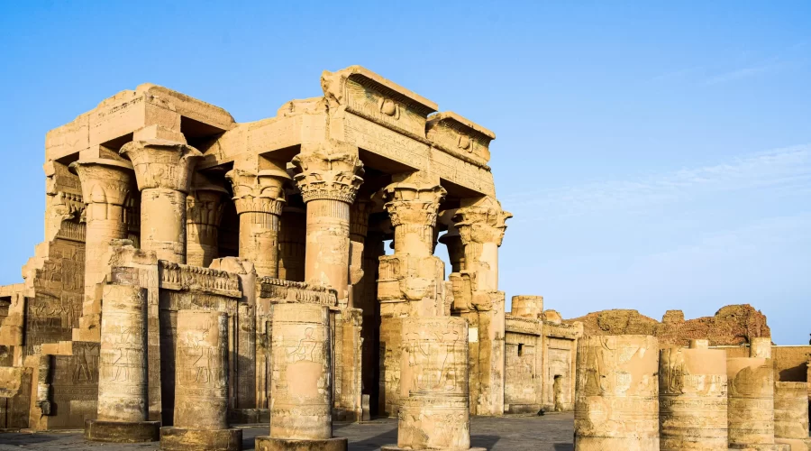 El Templo de Kom Ombo: Vista panorámica del templo doble y su arquitectura del templo egipcio en Asuán, con relevancia histórica y mitología egipcia en Kom Ombo