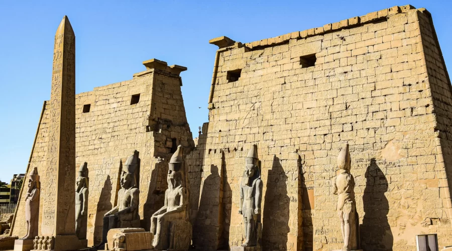 El Templo de Luxor visto desde el exterior, mostrando su entrada monumental y columnas