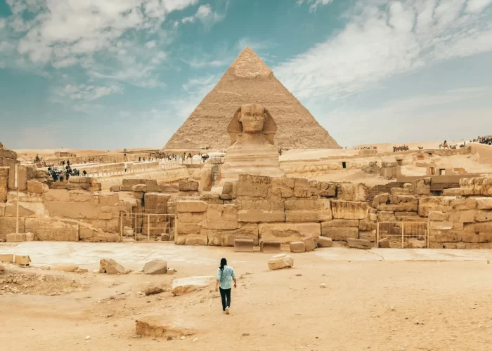 Alt Text: Símbolos egipcios antiguos y su significado histórico en viajes a Egipto con Waad International Travel