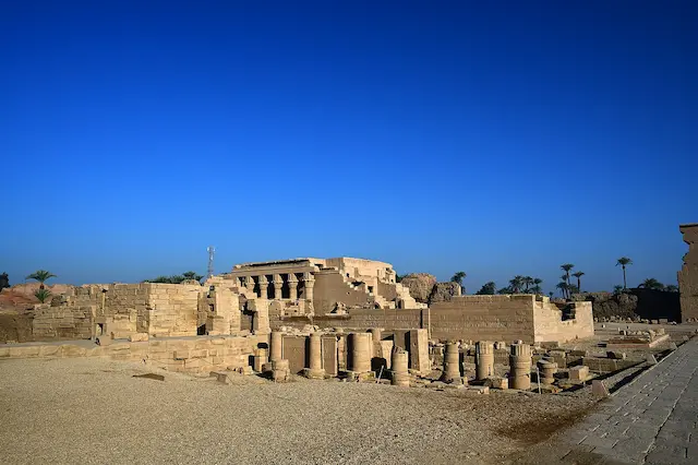 Exterior de El Complejo del Templo de Dendera con columnas faraónicas y fachada bien conservada en Egipto