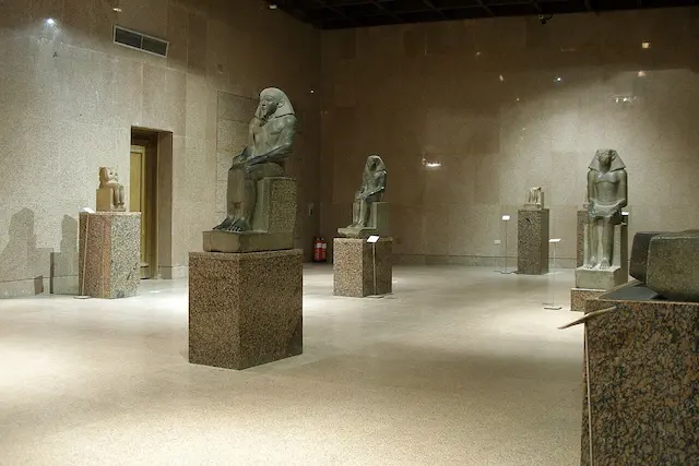 Interior de El Museo de Nubia en Asuán con estatuas faraónicas y exhibiciones históricas de la cultura nubia