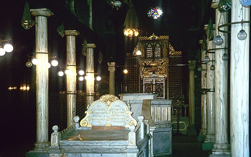 Interior de La Sinagoga de Ben Ezra en El Cairo con bimah central, columnas de mármol y decoración histórica judía
