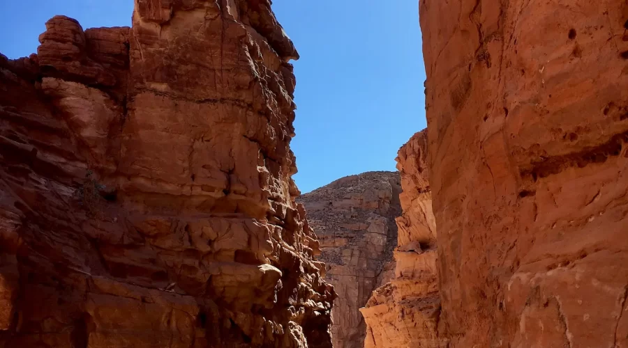 Paisaje natural de El Cañón Coloreado en el Sinaí con formaciones rocosas multicolores y paredes de arenisca