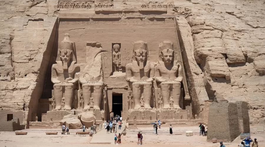 Cosas que hacer en Egipto con pirámides de Guiza, crucero por el Nilo, templos de Luxor y Asuán, y paisajes del desierto del Sinaí