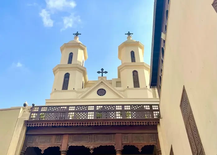 Iglesia Colgante en El Cairo dentro del Barrio Copto con arquitectura histórica y vista elevada sobre la antigua fortaleza de Babilonia