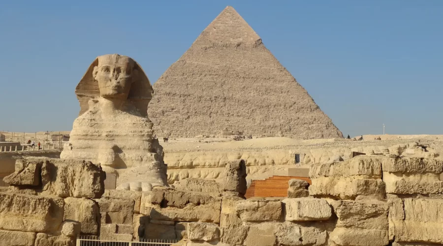 Gran Esfinge de Guiza Egipto con las pirámides de Guiza al fondo en El Cairo