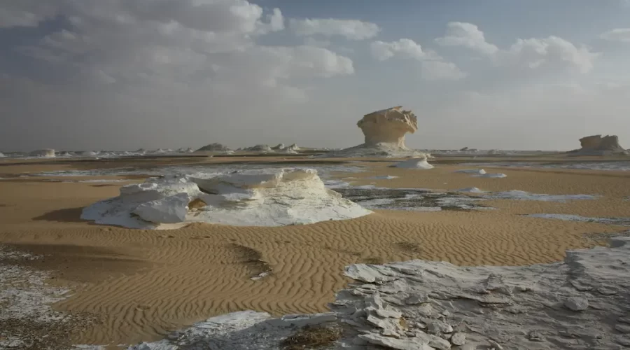 Paisaje del Oasis de Bahariya Egipto con dunas y palmeras en el desierto occidental