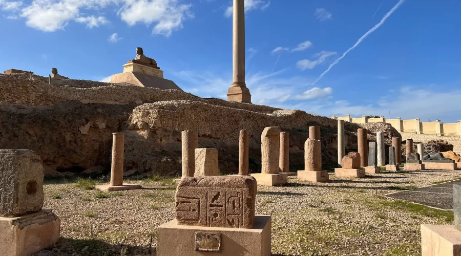 El Pilar de Pompeyo en Alejandría con esfinges de granito en el sitio del Serapeum