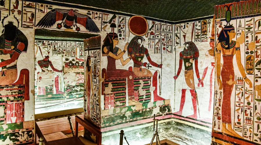 Vista del sitio arqueológico El Valle de las Reinas con tumbas excavadas en la montaña de Luxor en Egipto