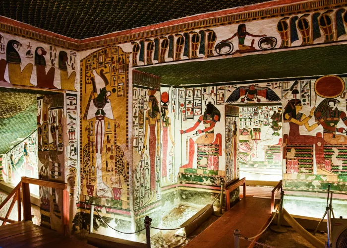 Excursión en Luxor a la Orilla Occidental en un Día visitando la impresionante Tumba de Nefertari en el Valle de las Reinas con arte faraónico único