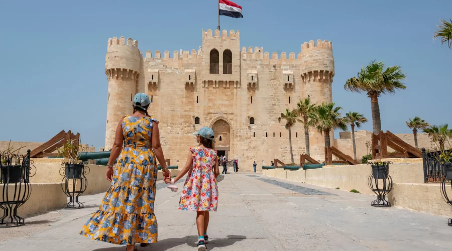 La Ciudadela de Qaitbay en Alejandría vista desde el mar Mediterráneo con arquitectura islámica medieval