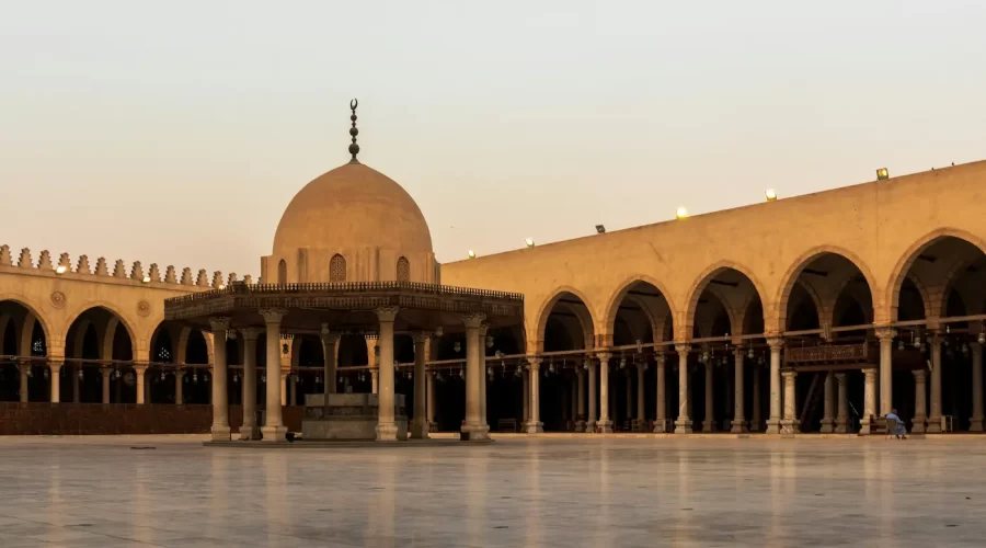 Minarete histórico de la Mezquita de Ibn Tulun en El Cairo con vista panorámica del Cairo antiguo y arquitectura islámica